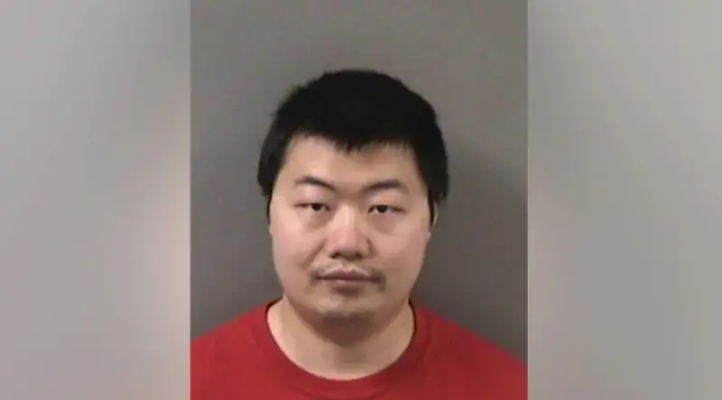 加州華裔工程師徐男遭針孔拍下，長期對同事袁蓉的水瓶投放重金屬鎘，水瓶鎘含量超標數百萬倍；徐男僅獲兩年緩刑，緩刑結束後法院批準撤銷重罪定罪，受害者公開影片抗議。（截圖來源：ＣＢＳ新聞）