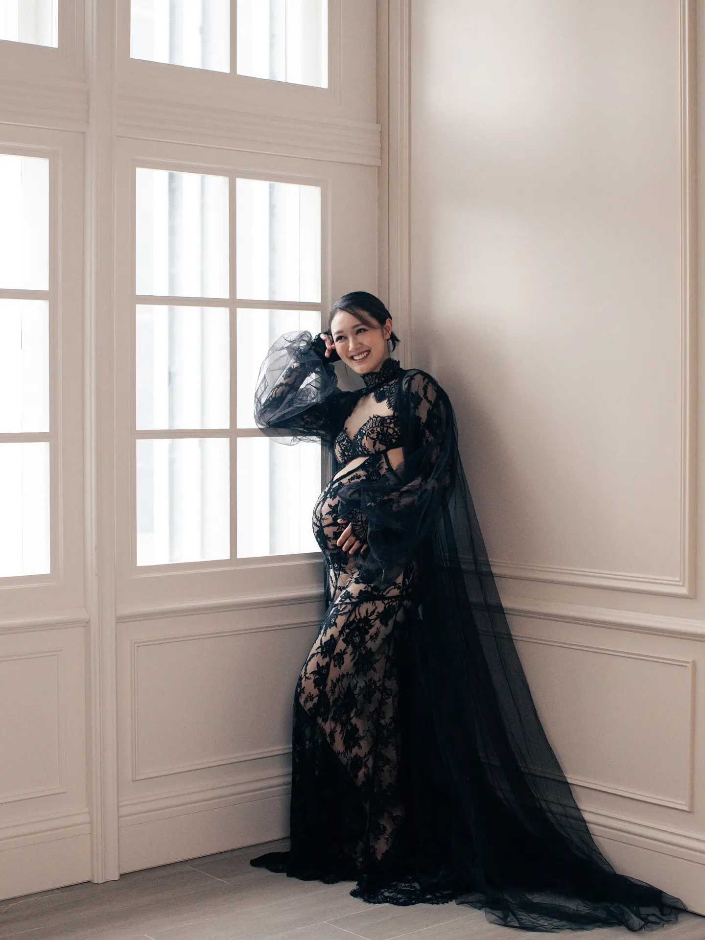 張寶兒以全黑色喱士貼身拖地晚裝上陣，透視設計完美勾勒身段，豐滿側乳外露，既性感又高貴。(圖：Bowie Cheung 張寶兒@FB)