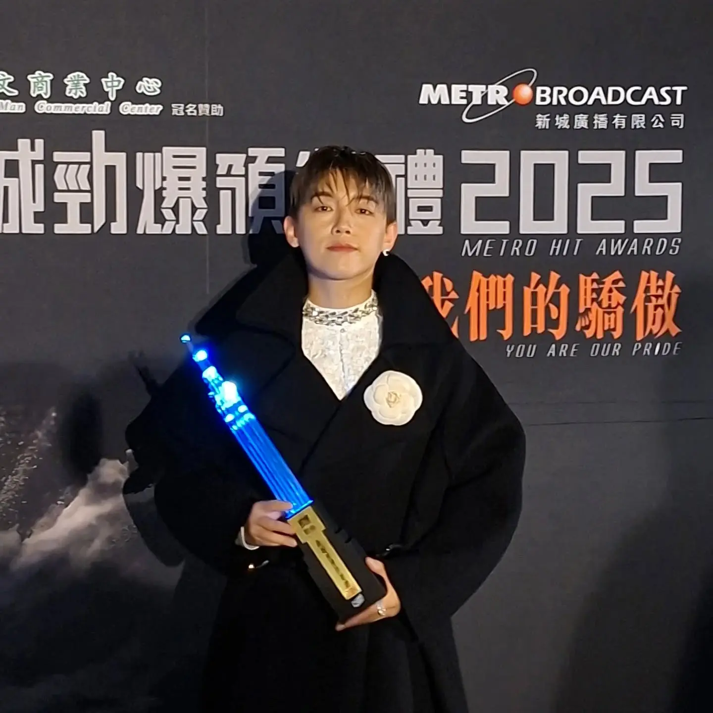 同為大贏家的張天賦則表示，最開心的是獲得專輯獎，認為這是團隊所有人功勞與成就的見證。他同時透露，當日是抱恙出席，前一日疑似因食用超過保質期3小時的生蠔或肥豬肉引發腸胃炎，已打兩支針治療，並提及生蠔購自超級市場。(圖：Metro Broadcast@FB)