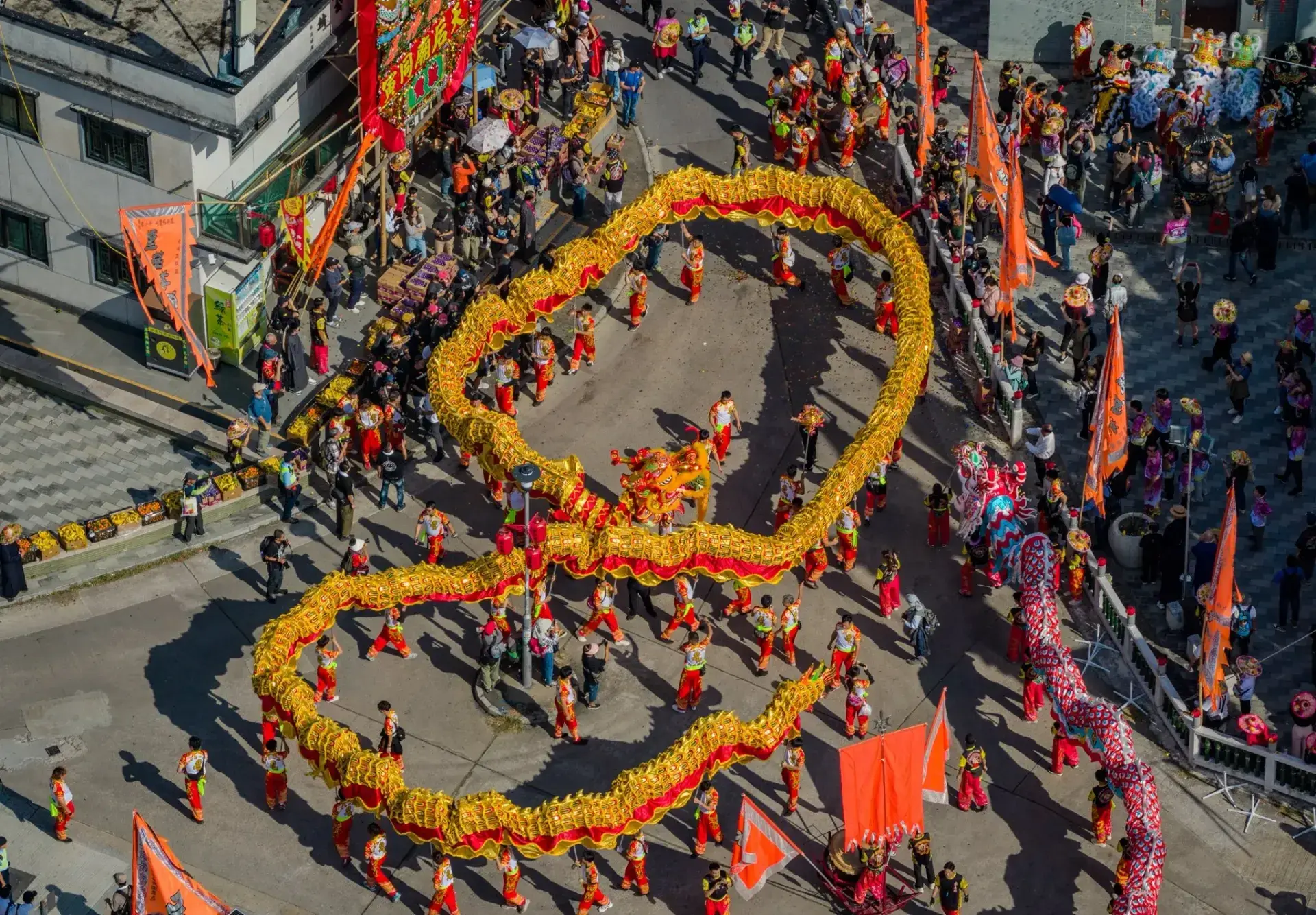 活動期間，一連串傳統儀式輪番上演，彰顯濃郁的鄉村文化氛圍。12 月 17 日中午 12 時 30 分啟動的「行鄉」巡遊，是建醮的核心環節，逾千人組成的隊伍伴隨傳統樂器聲繞元朗巡遊，舞龍舞獅助興，滿載鄉民對平安的期盼。(圖：網絡截圖)