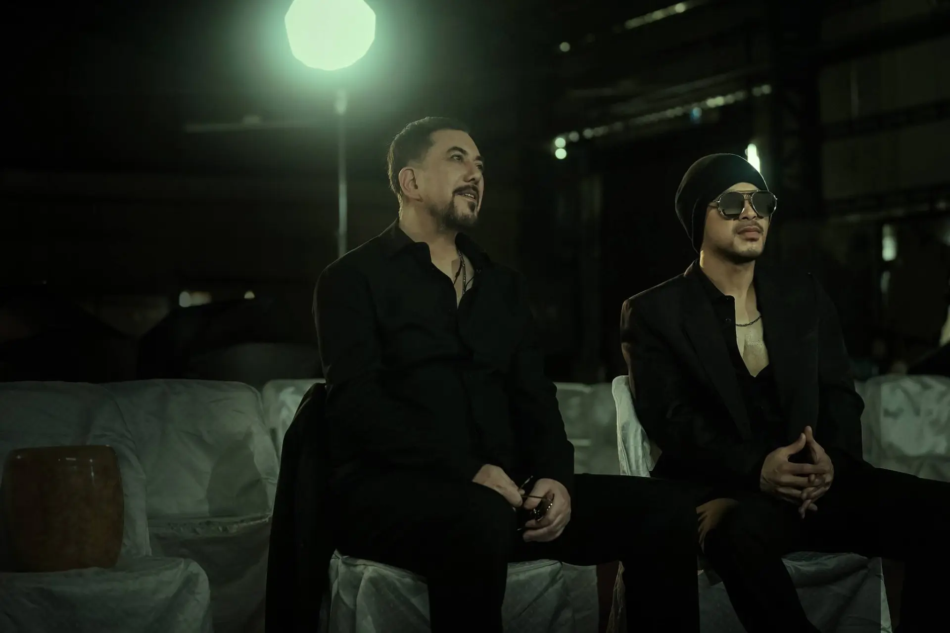 《中國痛》MV作品中一大亮點，便是香港影帝黃秋生的客串參與。黃秋生以客家話獻聲，為歌曲注入濃厚地域色彩。據了解，黃明志與黃秋生是在香港電影金像獎頒獎典禮後相識，兩人相談甚歡，討論起「玩一點怪怪的音樂，拍一點怪怪的MV，或者做一點怪怪的事情」，最終促成這次跨界合作。(圖：Namewee 黃明志@FB)