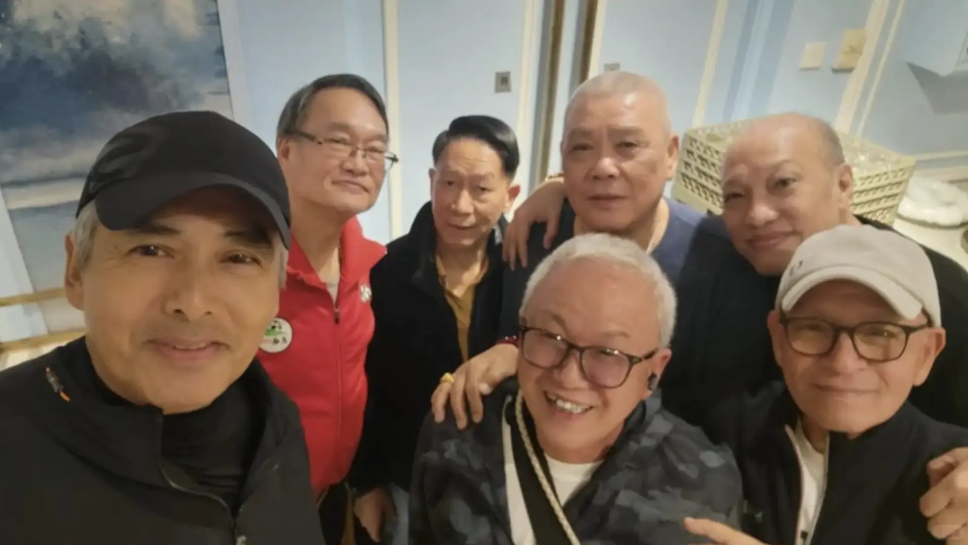 當日周潤發穿簡約黑色運動外套、搭配鴨舌帽，毫無巨星架子，全程與眾人閒聊互動，還親自拿手機和每一位舊同事自拍。(圖：洪一鳴@FB)