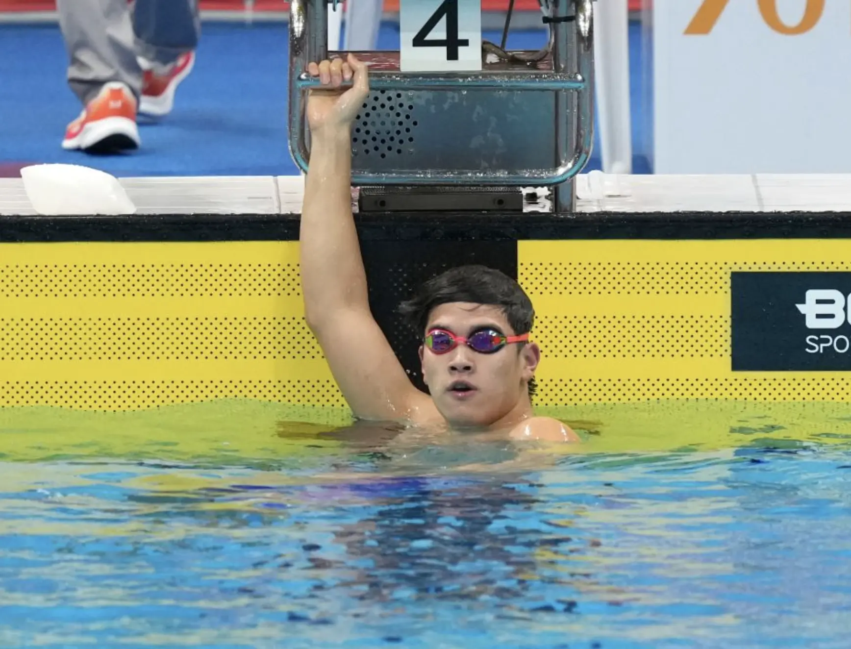 這場決賽可謂毫厘之間定勝負。前 50 米，潘展樂一度落後 0.11 秒，一路緊追對手。直至最後階段，他奮力衝刺完成後程大逆轉。(圖：網絡截圖)