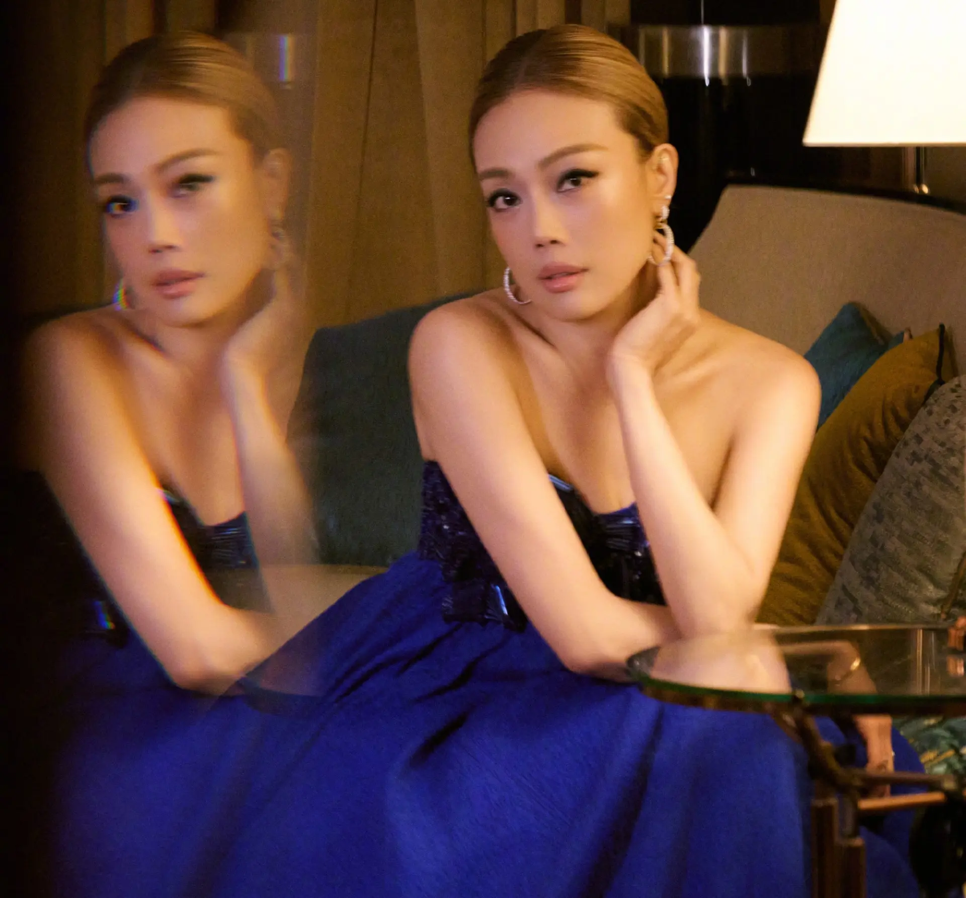 晚會當晚容祖兒表現搶眼，不僅與成龍順利完成合唱，更在成龍演唱《男儿当自强》忘詞時即時低語提示，展現專業素養。(圖：容祖兒@微博)