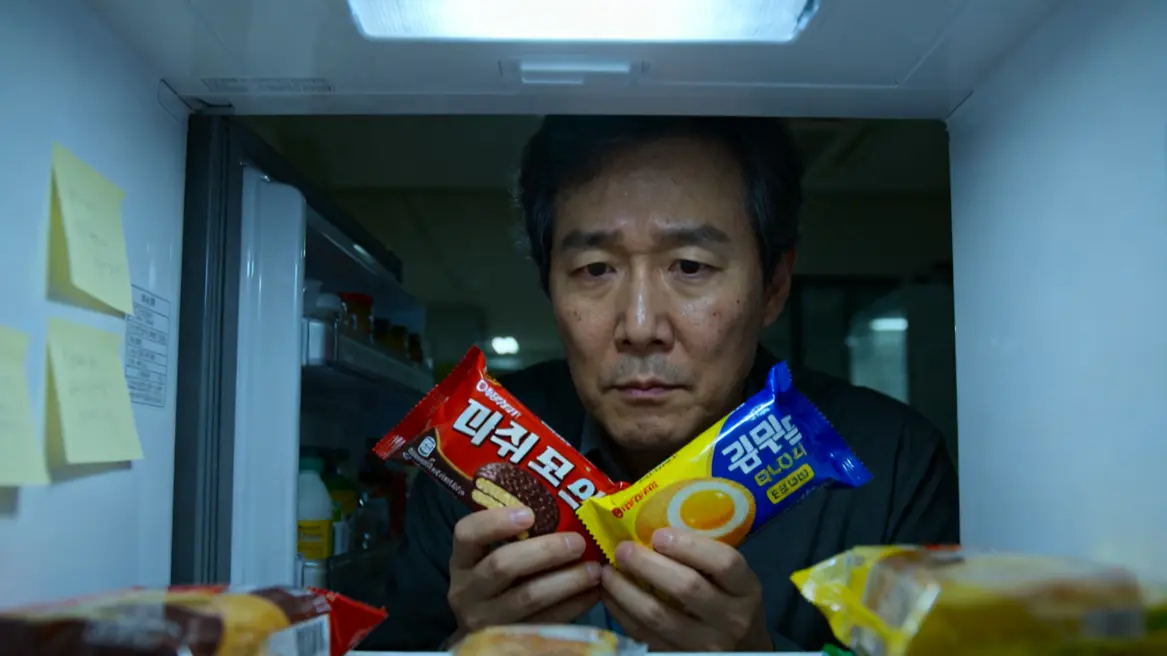 韓國一名41歲男子因在辦公室雪櫃取食價值400韓圜的朱古力批與650韓圜的蛋黃批，被以盜竊告發，一審罰款5萬韓圜。（示意圖來源：豆包AI）