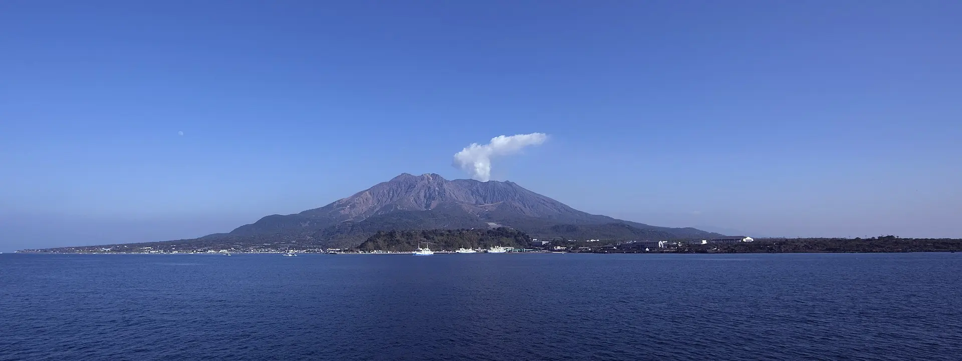 說到日本鹿兒島縣，很多人會想到那座時常冒著煙的活火山——櫻島火山（Sakurajima）。（來源：wikipedia）