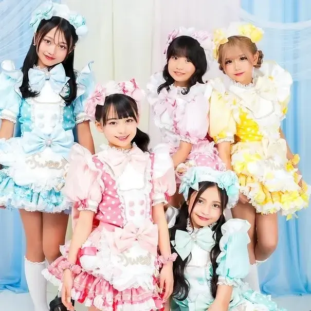 日本經紀公司HJ推出由小學四年級女童組成的偶像團體「ミラきゅる」（MiraQle），主打甜點師偶像風格，出道作熱度超高。該產業雖收穫不少支持，卻也長期存在兒少保護相關爭議。（來源：MiraQle官網）