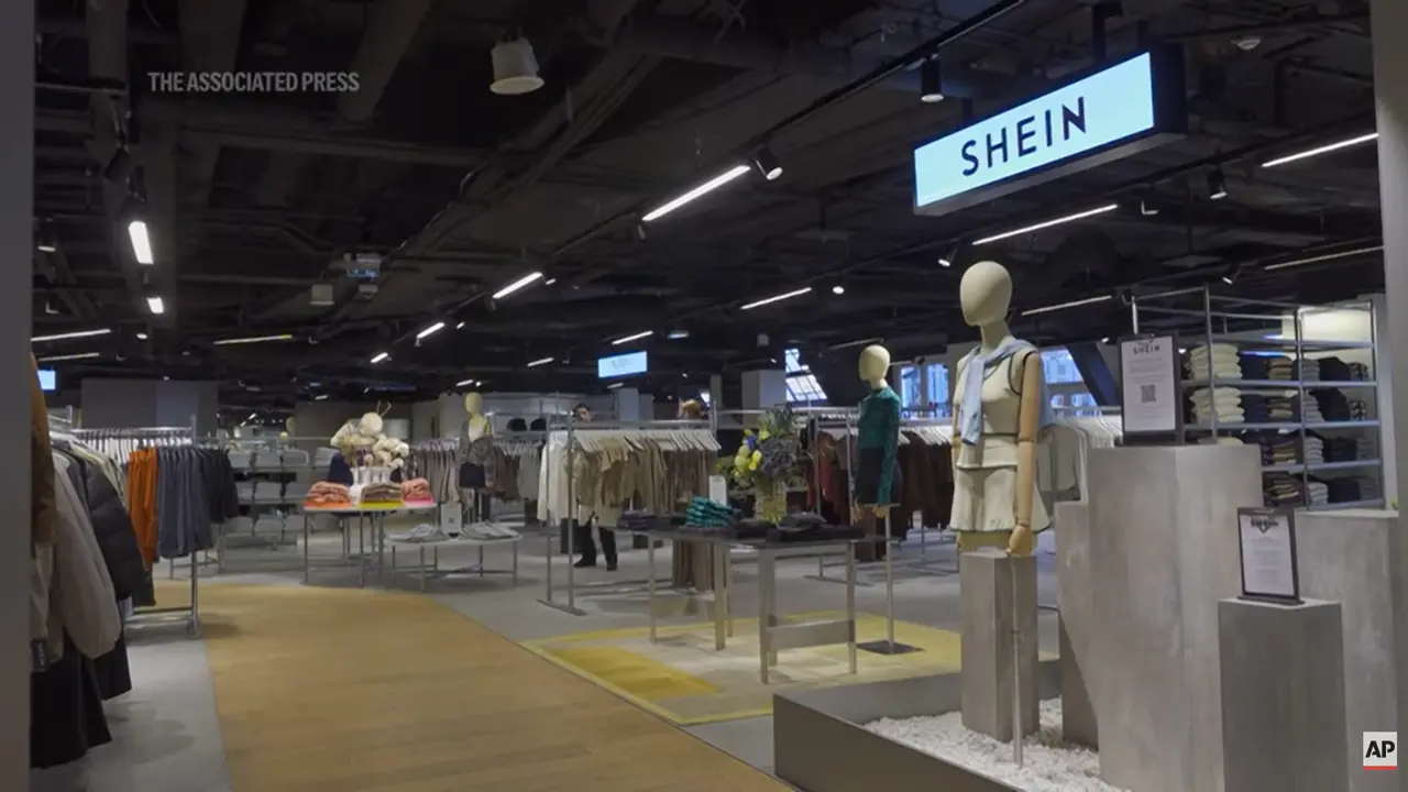 中資超快時尚電商SHEIN，從跨境創業到席捲海外，近期因販售疑似兒童外貌的情趣娃娃陷爭議，卻仍於法國巴黎BHV百貨開設實體店。開幕當日，民眾或排隊掃貨或舉牌抗議，法國政府同步啟動線上停業程序，這場夾在熱度與爭議間的商業試探，正引發廣泛討論。（截圖來源： Associated Press@YouTube）