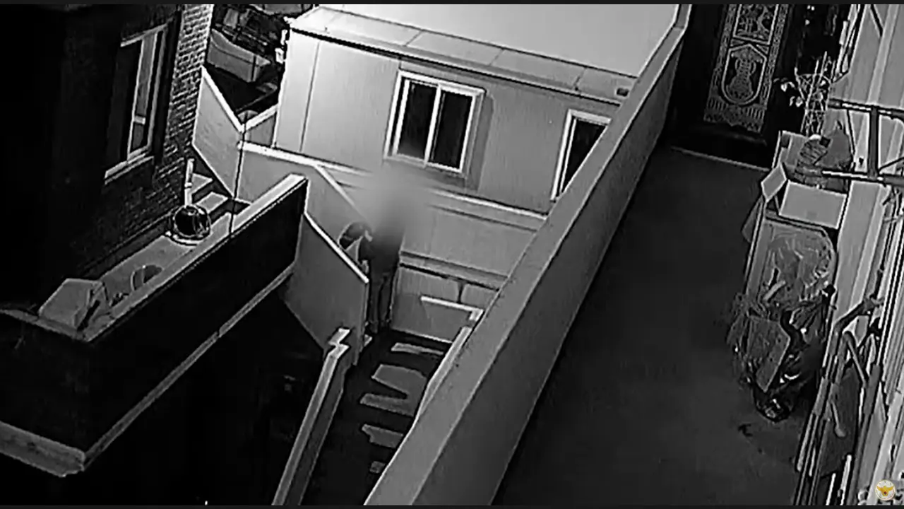 在韓國，有這麼一名「特殊」的竊賊，憑着一套固定手法，五個月內把警察耍得團團轉，還走遍全國專偷空房，活像個闖蕩各地的「遊擊隊員」。（截圖來源： 대한민국 경찰청@YouTube）