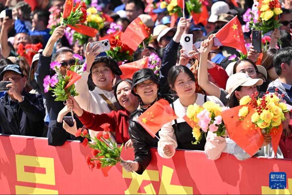 4月24日，神舟二十號載人飛行任務航天員乘組出征儀式在酒泉衛星發射中心問天閣圓夢園廣場舉行。這是出征儀式上的歡送人群。(新華社)