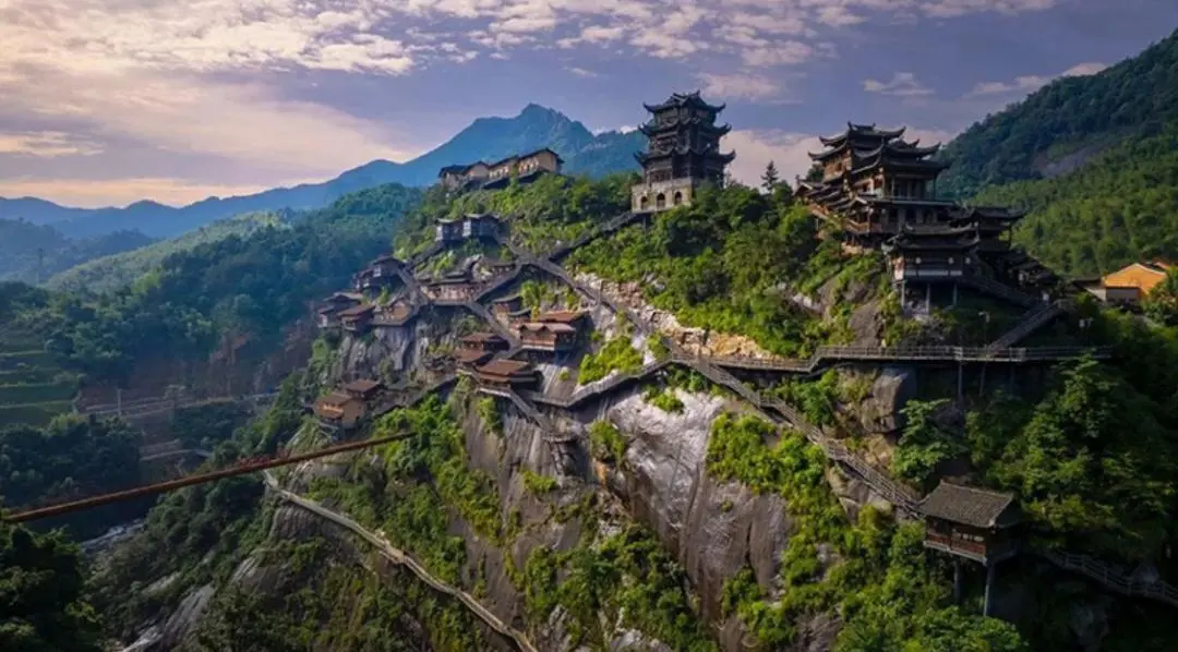 望仙谷位於江西省上饒市廣信區望仙鄉，總面積6.1平方千米，融合贛派建築、懸崖民宿和傳統文化等元素場景及多種業態 (江西旅遊)