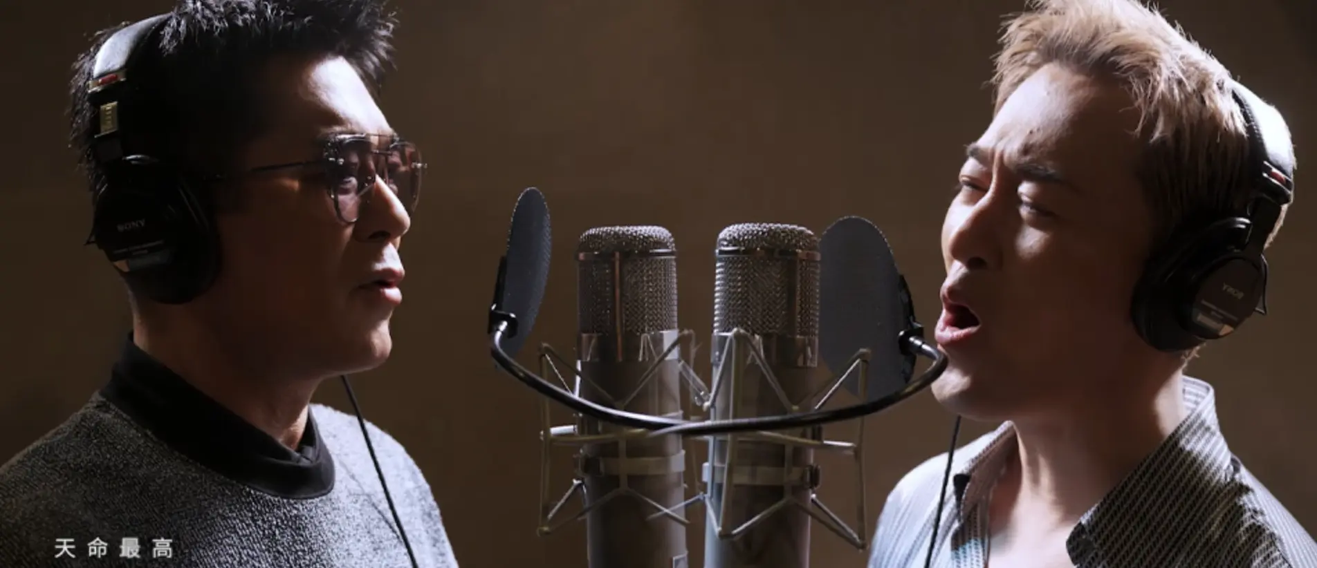 此次曝光的主題曲《天命最高》意義非凡，原版由古天樂獨唱，陪伴無數觀眾成長，是一代人的集體回憶。新版則邀請古天樂與林峯首次正式合唱，兩人多年合作默契十足，錄音過程順利，更憑藉富有張力的嗓音，將項少龍與趙盤跨越時空的師徒情仇推向新層次。(圖：視頻截圖)