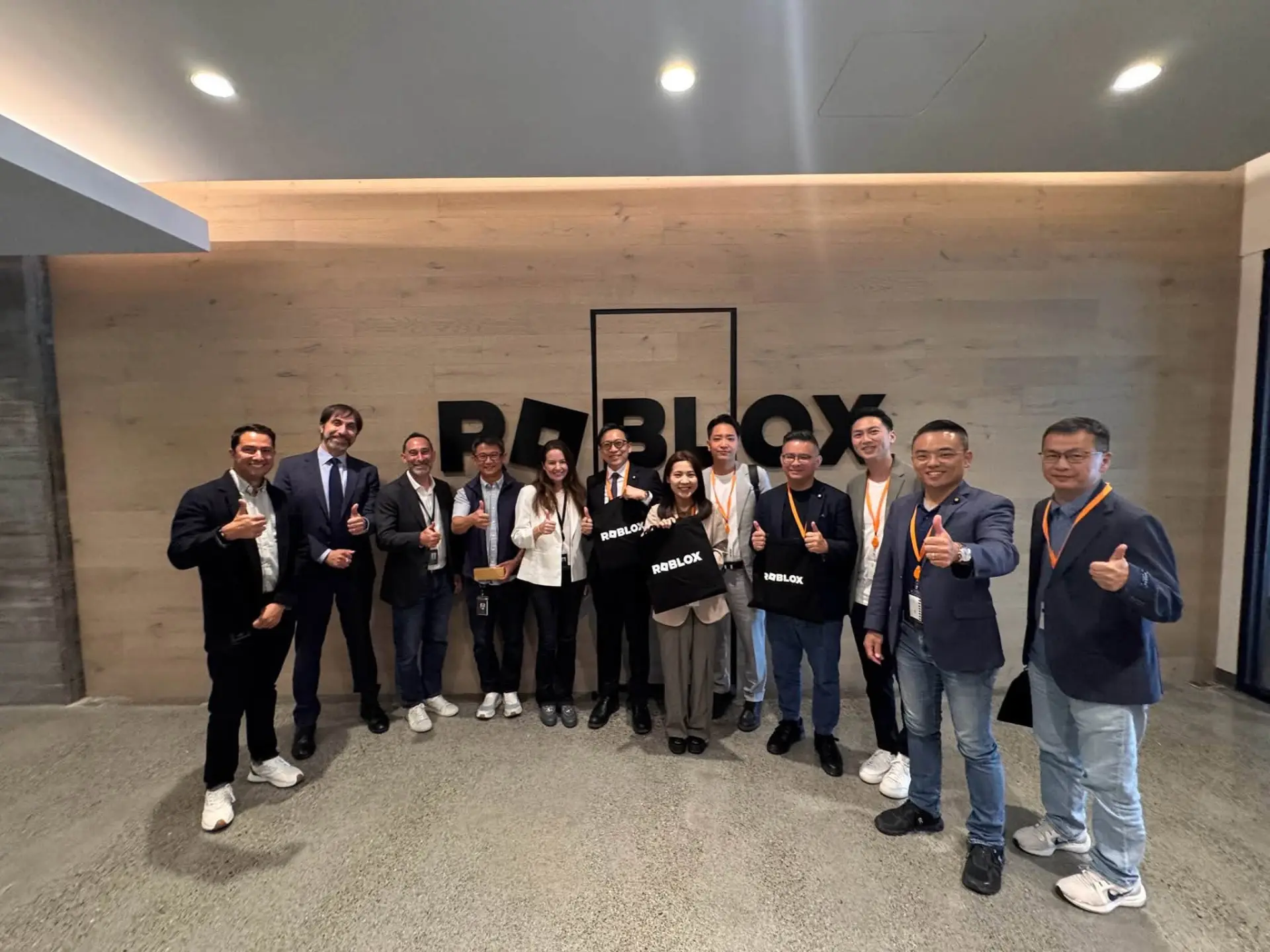 所以如果一個政黨不了解我們正在面對的巨變，說實在的，將很難治理2030年代的台灣。這次訪問團，除了與僑界餐敘，他們還拜會了舊金山市政府，討論科技創新、智慧交通與社會福利政策，這其實正是台灣下一階段城市治理必須面對的題目。(圖：徐巧芯@FB)