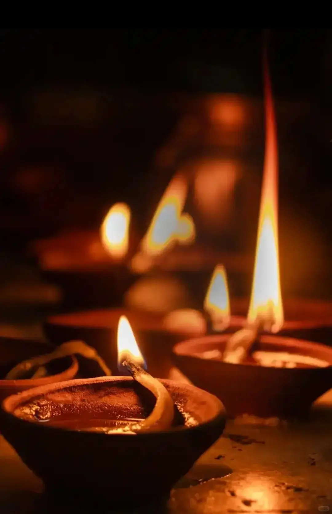 中國農曆春節點光明燈祈福成風，但命理師提醒，光明燈為活人祈福，禁替亡親、嬰靈點，違者恐倒楣整年。（示意圖來源：小紅書網友）