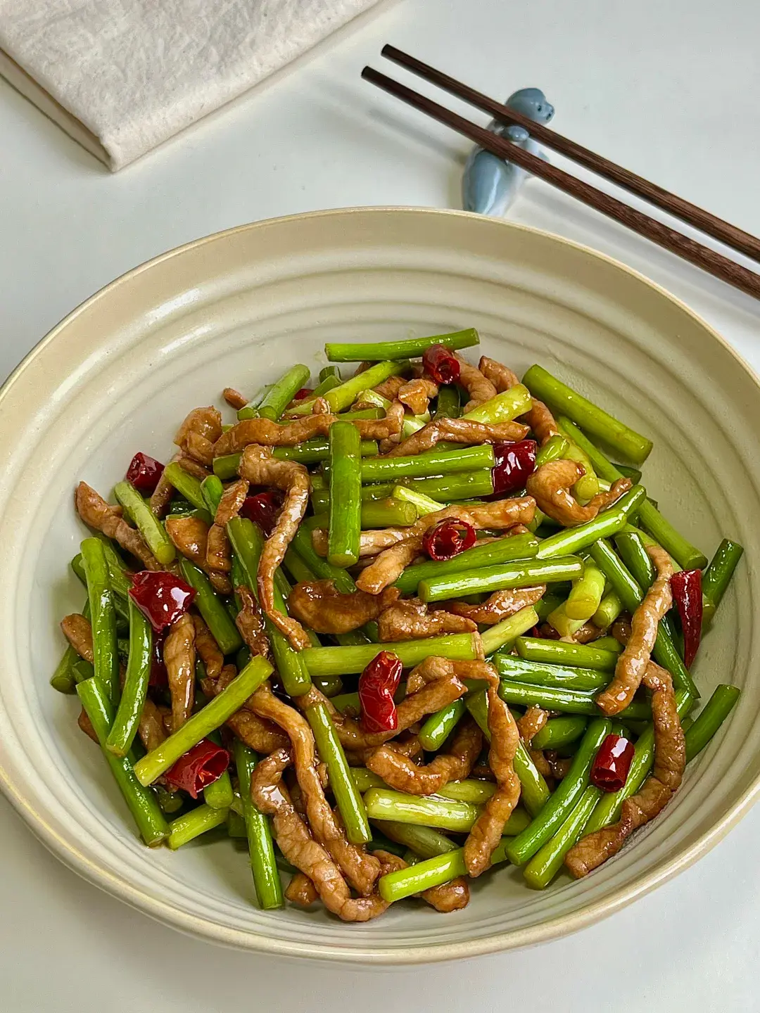 蒜苔炒肉（示意圖來源：小紅書網友）
