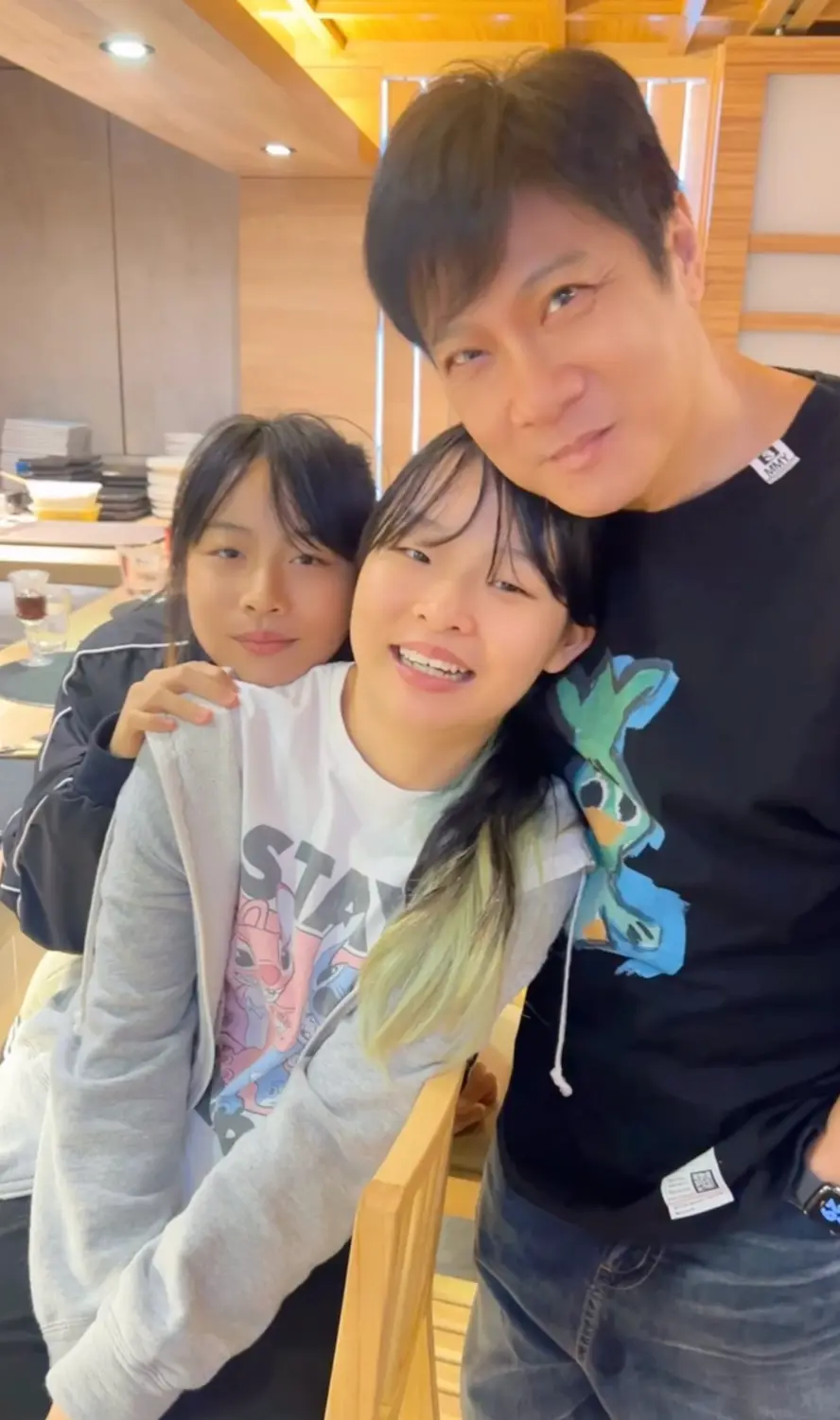 相片中錢凱晴留著一頭深色長髮，髮尾特意染上獨特綠調，頭髮向後束起，輪廓略圓、眉清目秀搭配高挺鼻樑，舉手投足散發文靜甜美的氣息，五官輪廓與媽媽湯盈盈有幾分相似，亦能看見遺傳自錢嘉樂的獨特眼型。(圖：tong_ying_ying@IG)