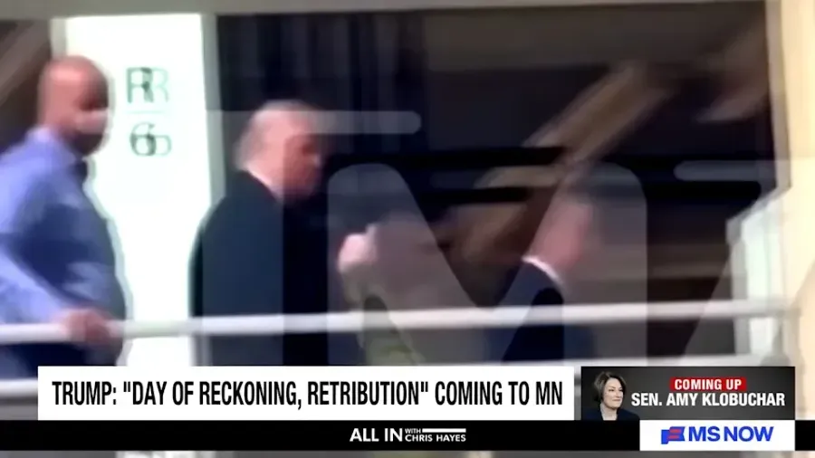 特朗普參觀福特工廠被罵「戀童癖保護者」 當場爆粗舉中指的封面圖片