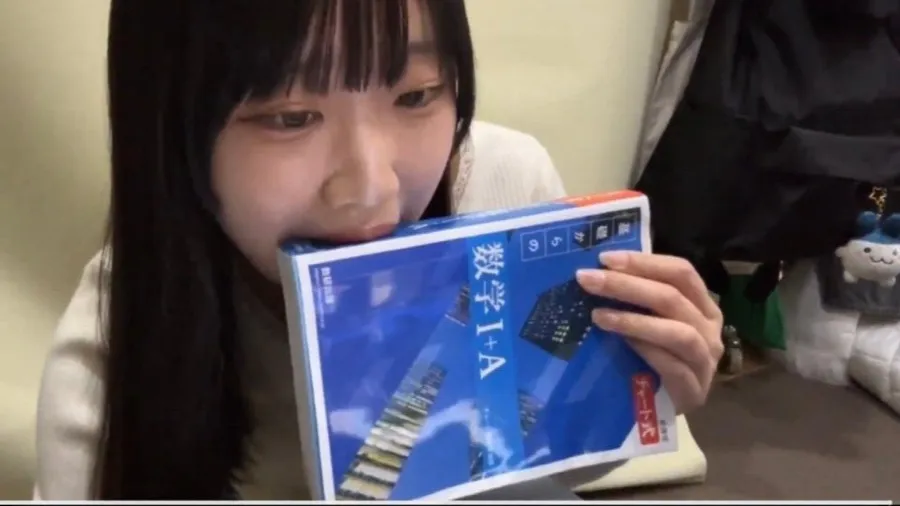 日本少女「含一口」數學書竟翻16倍成交，原味經濟太離譜！的封面圖片