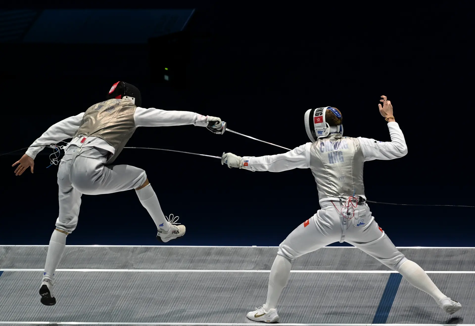 今屆全運會港隊男花被列為團體賽 3 號種子，首圈輪空的他們，首場八強賽便遭遇驚險時刻。面對浙江隊時，隊員梁千雨在第三局打出 3:8 的劣勢，港隊陷入被動局面。(圖：新華社)