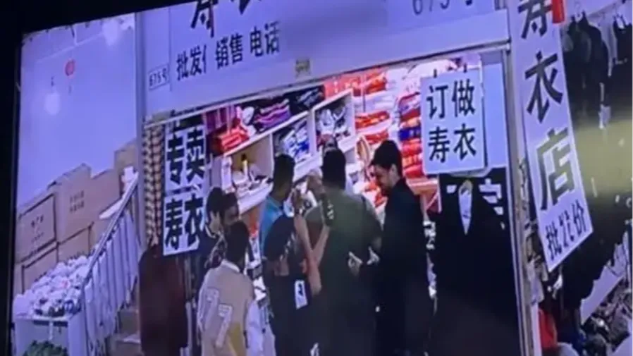外國遊客瘋搶壽衣竟是大乌龙?誠信老闆慘遭網暴的真相太離譜!的封面圖片