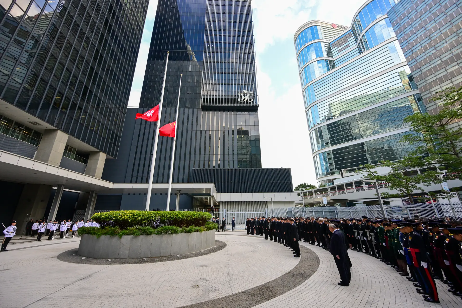 為方便市民表達悼念之情，民政事務總署已於全港18區設立弔唁處，自11月29日起至12月1日，每日上午9時至下午9時開放供公眾簽署弔唁冊。(圖：新華社)