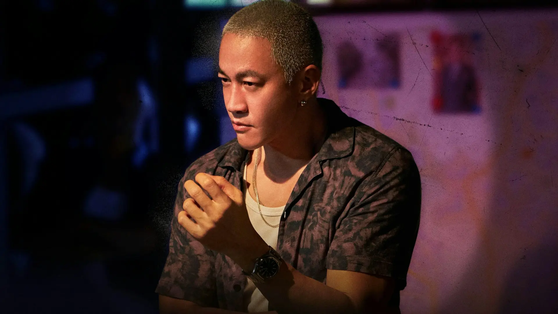 作為劇集的「流量擔當」，特別主演何潤東飾演的反派周雄可謂亮點十足。他一改以往形象，以全白平頭裝搭配奸角標配的頸鏈和耳環亮相，外形兇狠霸氣，開槍時的型格模樣令人眼前一亮。(圖：《守誠者》劇照)