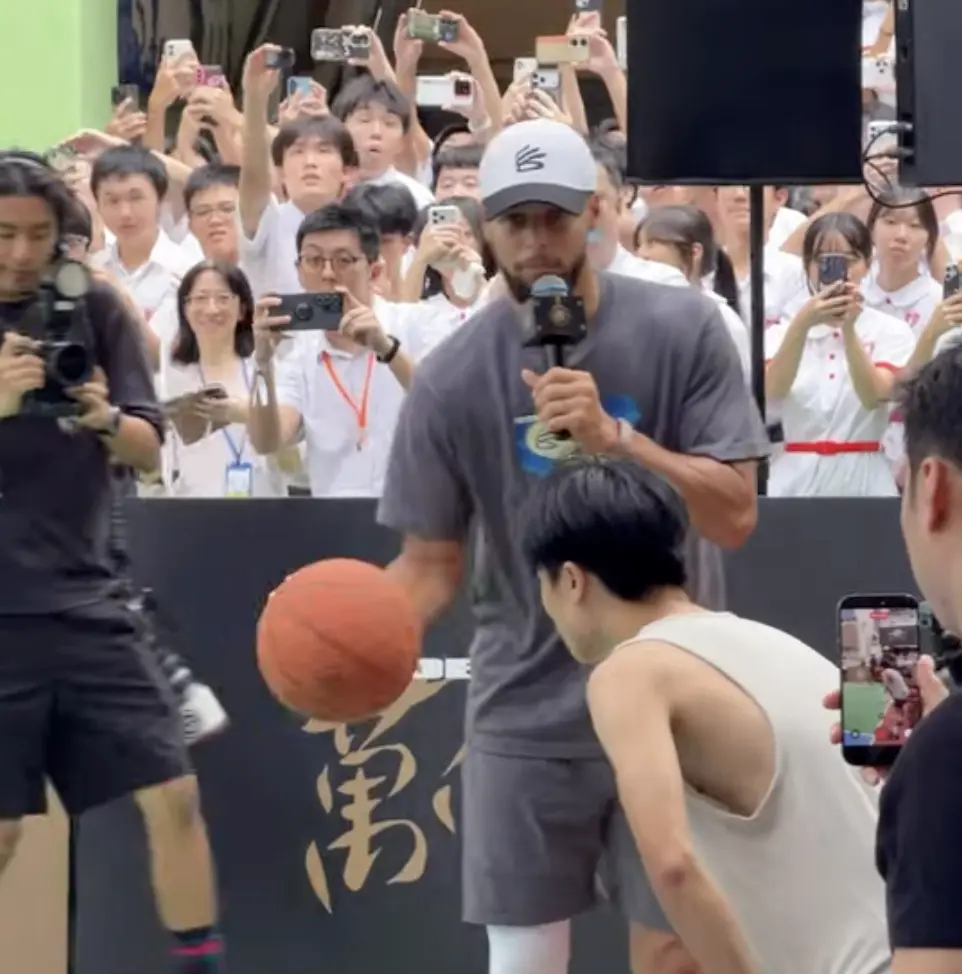 2026年9月14日，NBA超級巨星史提芬·居里（Stephen Curry）繼續展開香港訪問行程，當日專程到訪屯門順德聯誼總會梁銶琚中學，與校內師生展開近距離交流活動。(圖：網絡截圖)