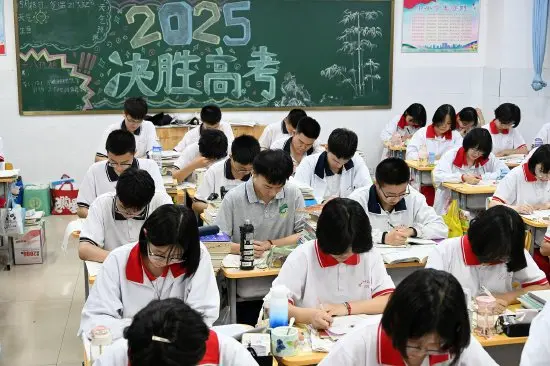 2026 年內地高考報名人數 1290 萬，較 2025 年減少 45 萬。 新華社資料圖片