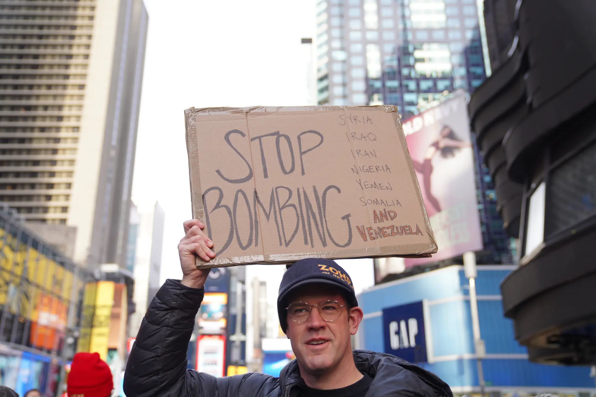 抗議民眾舉起標語，高喊「停止對委內瑞拉的轟炸」「停止為了石油而導致的流血犧牲」等口號，強烈譴責美國以霸權干涉他國內政。(圖：新華社)