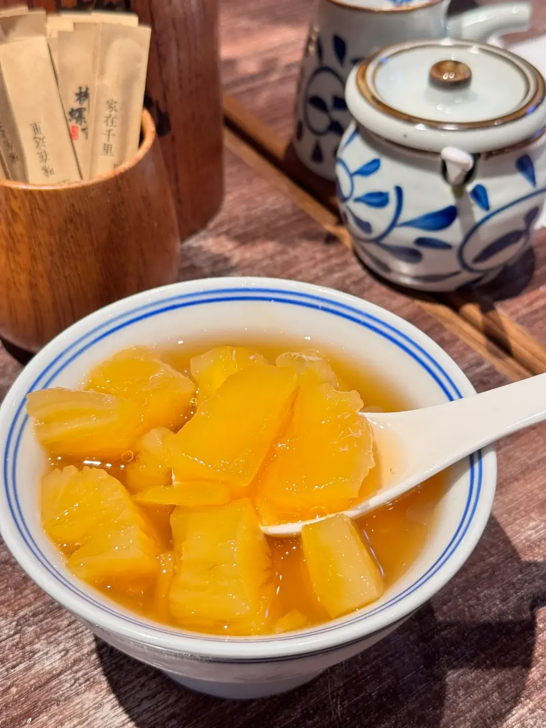 晶瑩透亮的糖汁裹著飽滿Q彈的木薯塊，軟糯中帶著清甜，視覺與口感雙重誘惑，讓無數人紛紛打卡嘗鮮。（示意圖來源：小紅書網友）