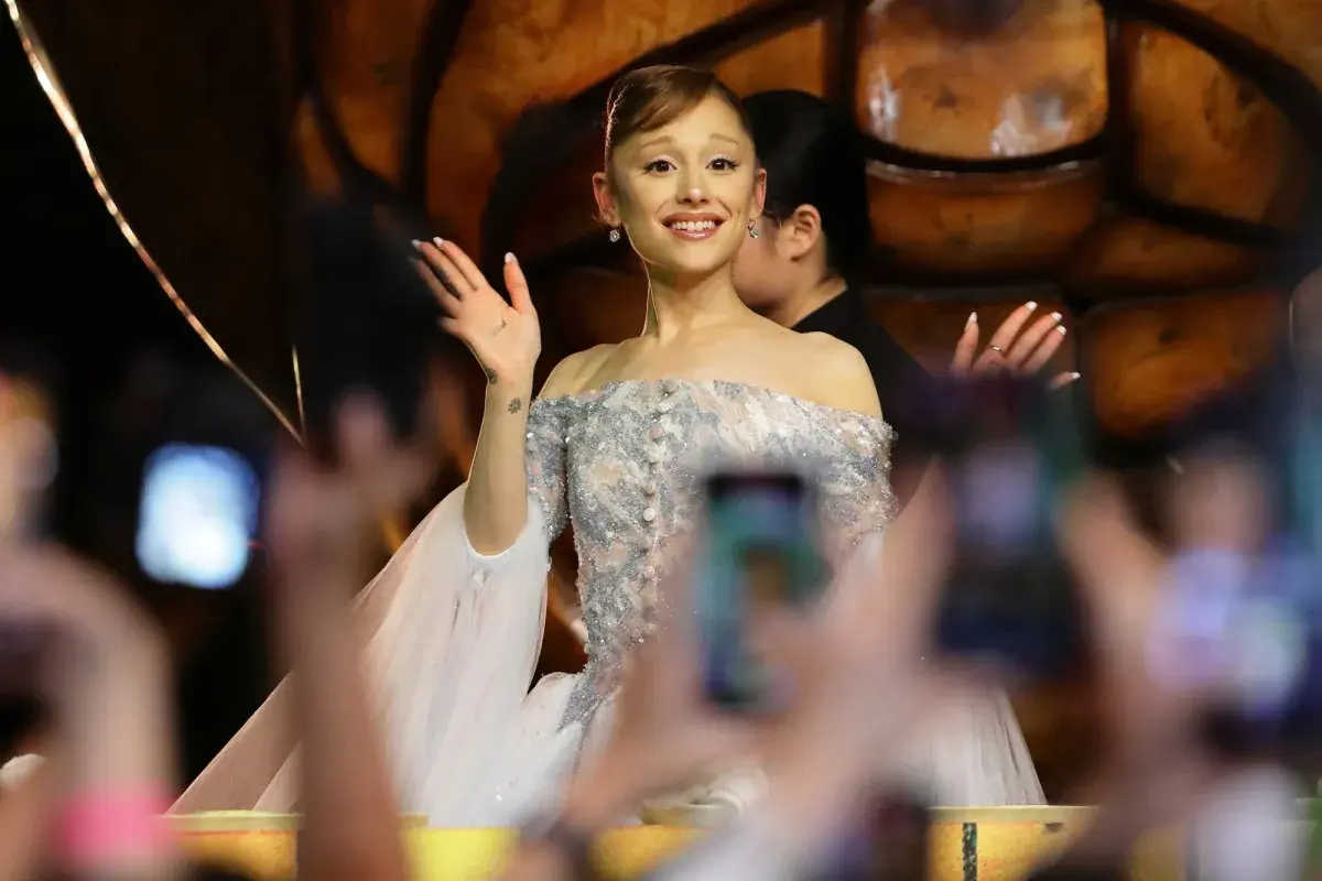 新加坡當地時間 11 月 13 日晚間，《魔法壞女巫：第二部》（Wicked: For Good）在當地舉行首映典禮，亞莉安娜格蘭德、辛西婭艾利沃、楊紫瓊等主演齊聚紅毯與粉絲互動，不料卻發生突發騷動。(圖：網絡截圖)