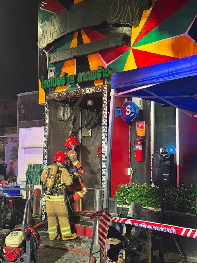 泰國曼谷酒吧發生大火後，消防人員在場調查。（Fire & Rescue Thailand圖片）