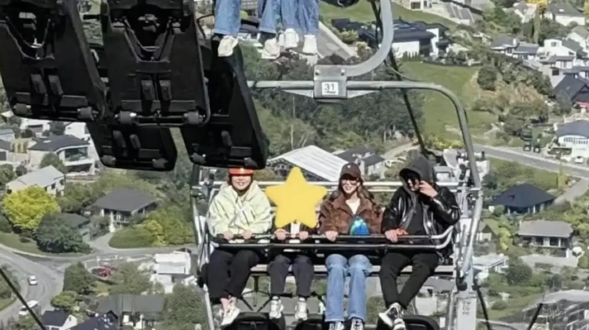 有網友在社交平台留言調侃，「當時就在隔壁纜車，看到昆凌的瞬間都不敢上前，感覺她和我們不在同一個圖層」，言辭間滿是對其狀態的認可。(圖：網絡截圖)