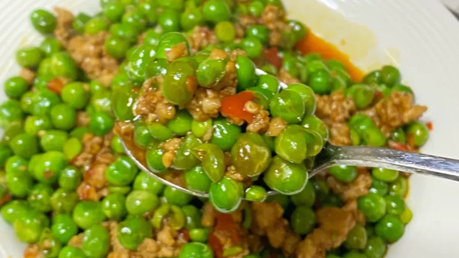 青豆焯水用熱水還是冷水？差一步，翠綠變暗黃、營養全跑光？的封面圖片