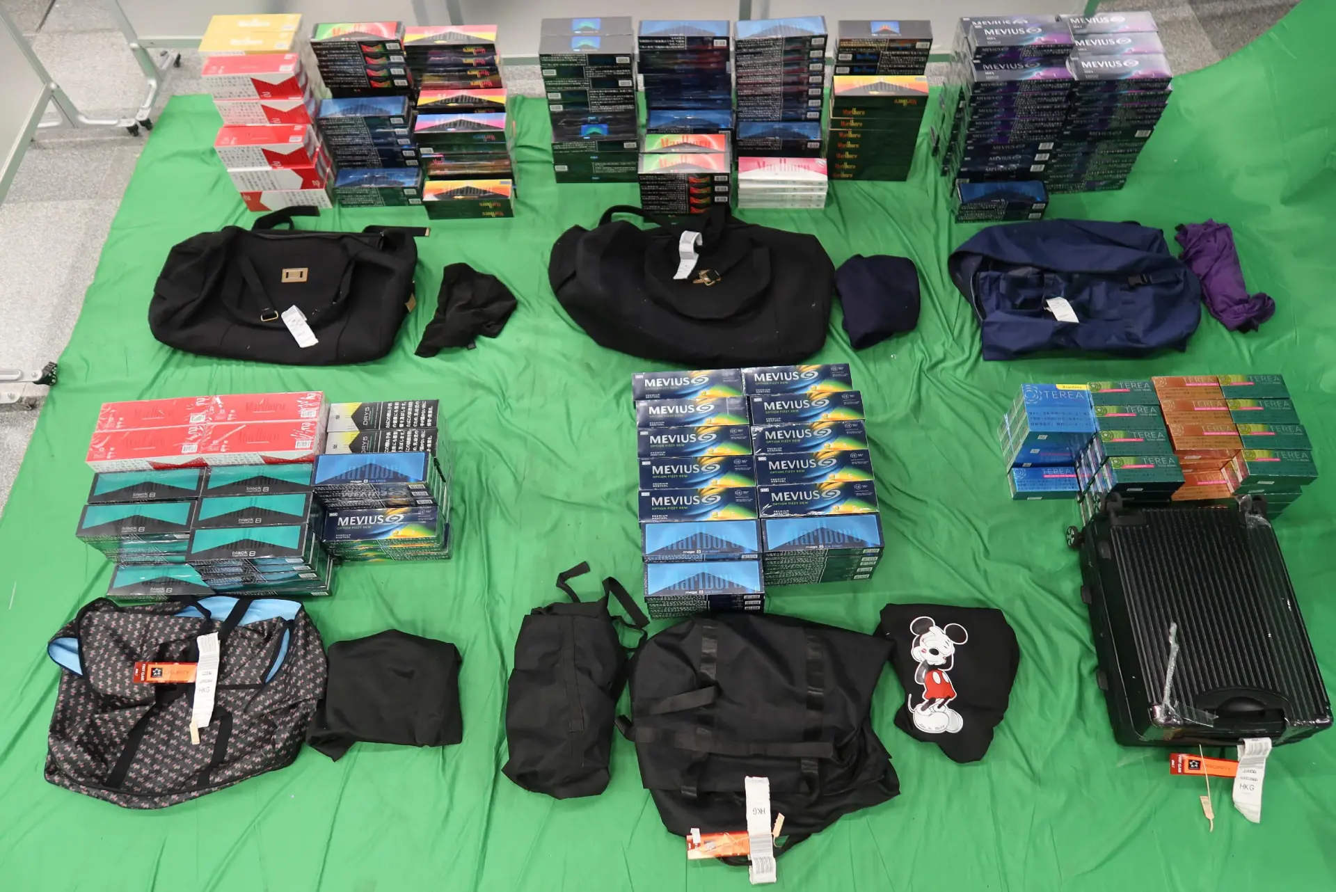 一名入境男旅客因進口未完稅香煙及進口另類吸煙產品，違反《應課稅品條例》及《進出口條例》，今日（十月十三日）在西九龍裁判法院被判處監禁七個月。圖示檢獲的未完稅香煙及另類吸煙產品。