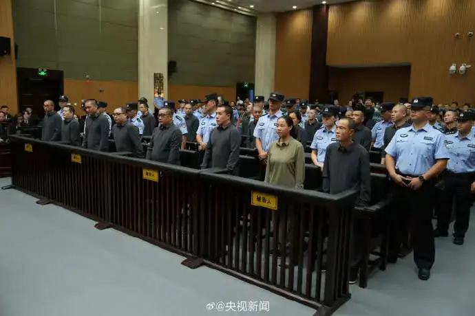 緬北電詐犯罪集團其中的明家犯罪集團，近期在中國接受法律制裁，對明國平、明珍珍等11人判處死刑，另5人判處死刑、緩刑兩年，11人無期徒刑。（圖／翻攝自微博）