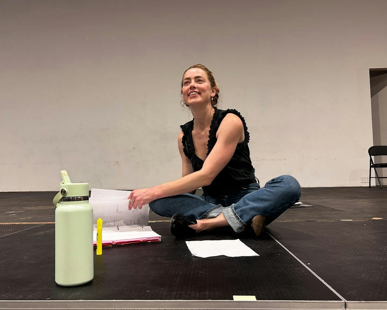 安芭赫德加入了編劇 Jeremy O. Harris 的舞台劇《Spirit of the People》，而且預計今年會在威廉斯敦戲劇節登場。（來源：amberheard@IG）