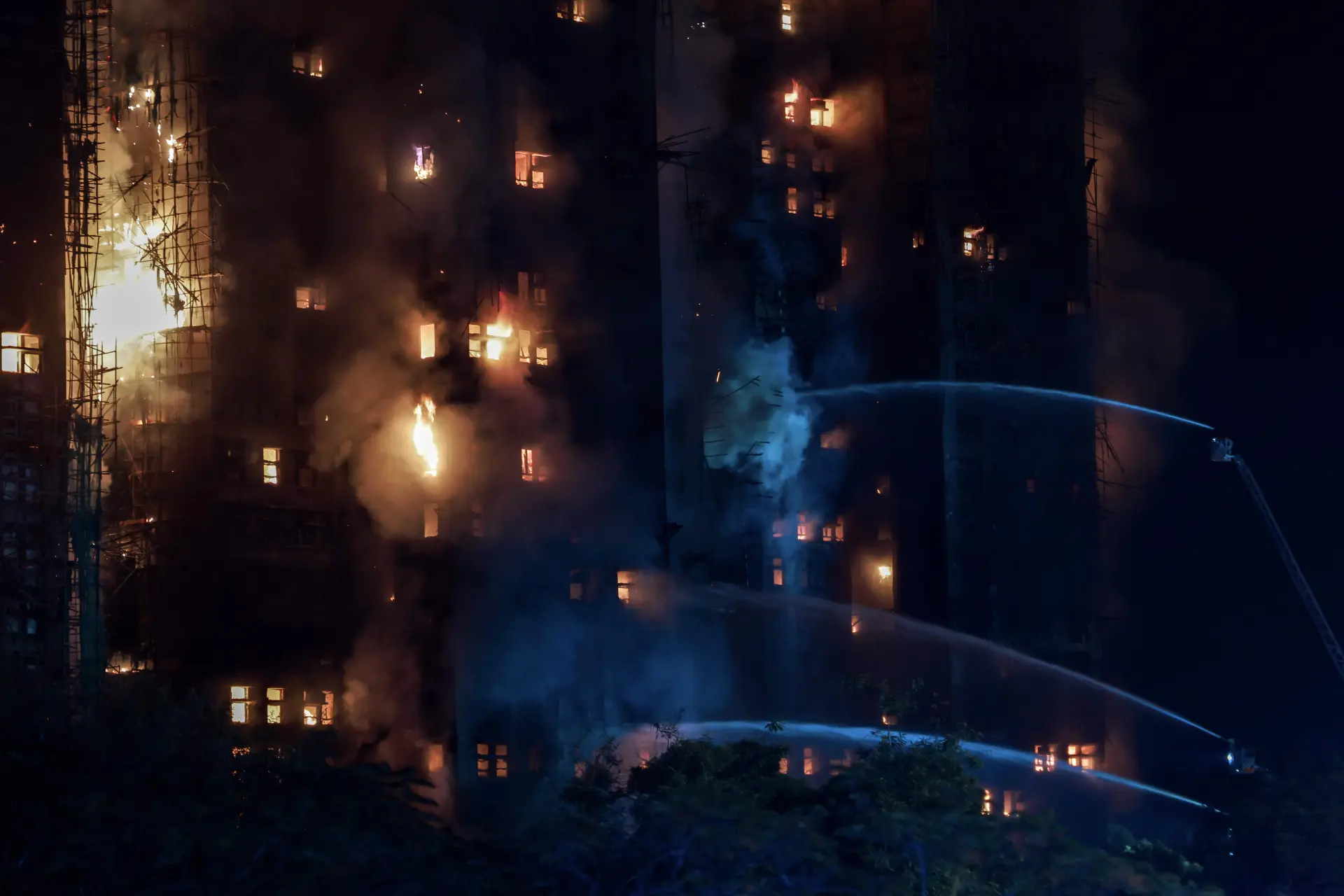 大埔宏福苑一場五級大火，奪去多條生命，摧毀多個家庭，也震動了整個社會。  面對如此重大的災難，特區政府迅速成立獨立調查委員會，並以一種突破常規的嶄新模式展開工作。(圖：新華社)