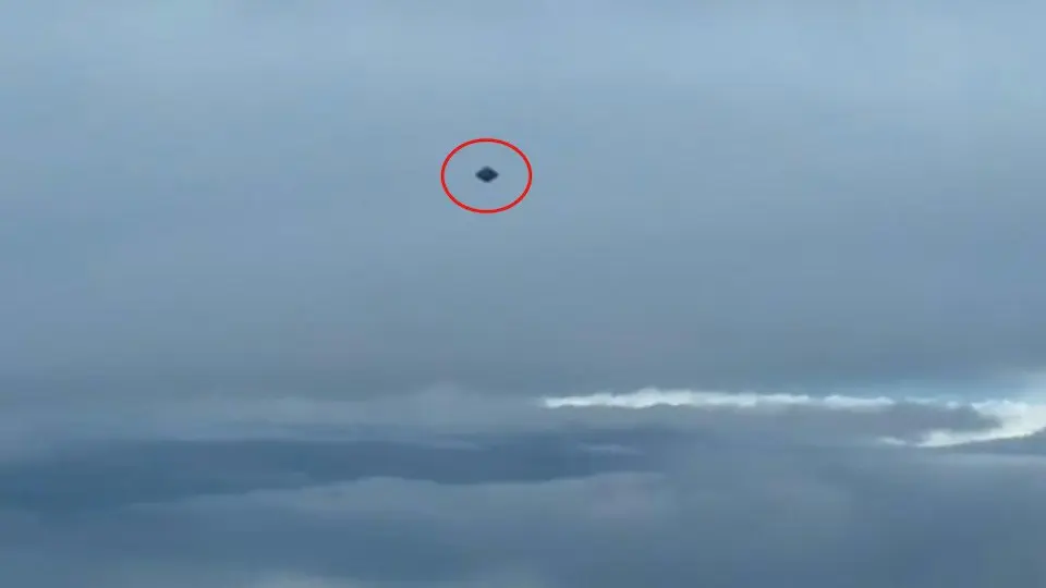 墨西哥城9月16日出現深灰色鑽石型UFO，無機翼與噴射尾焰，多名路人與軍機飛行員近距目擊。當地媒體刊載目擊影片，引發外星載具或秘密無人機的多方猜測。（來源：RT_com@X）