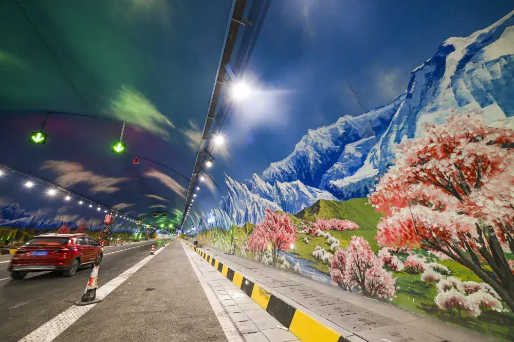 新疆烏尉高速公路天山勝利隧道內景（12月23日攝）。新華社