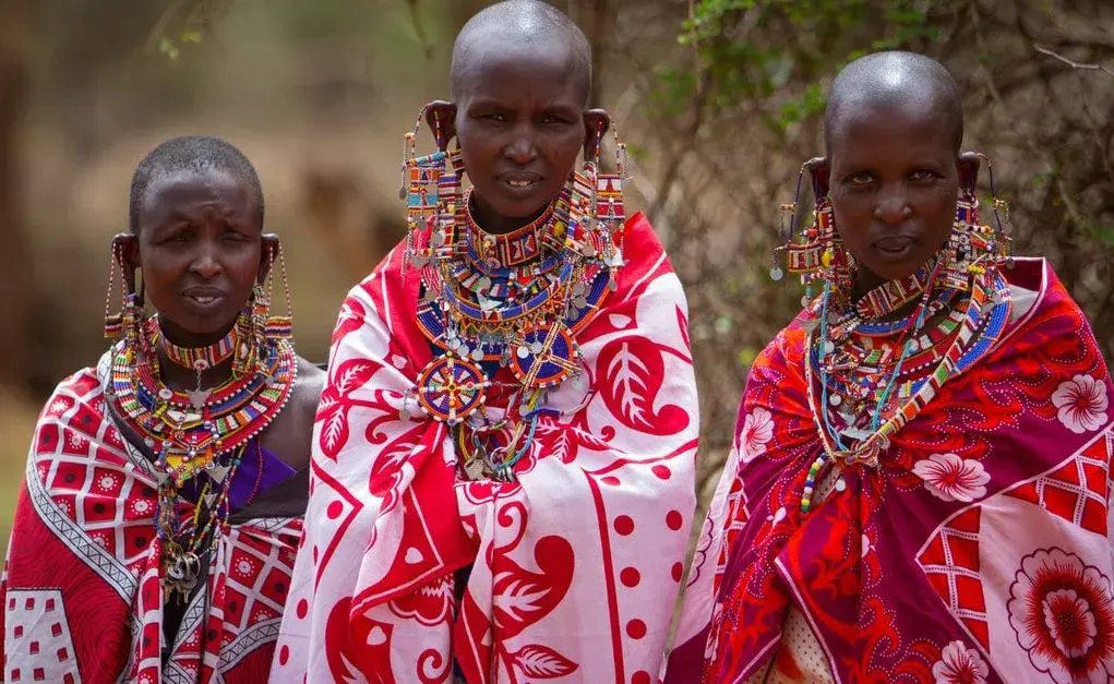 在肯亞偏遠的南部馬賽（Maasai）社區，儘管2011年便已立法禁止「女性生殖器切割」（FGM，俗稱割禮），這項殘忍習俗仍像難以驅除的陰影，籠罩著當地女孩的童年。（示意圖來源：images）