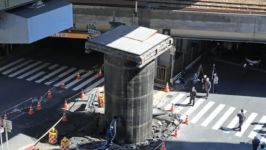 日本大阪驚現 18 公尺超巨柱 路面冒出巨大鋼管將切除的封面圖片