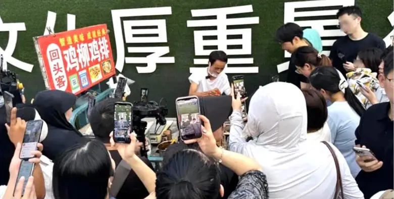 最近佔據互聯網熱搜的不是明星藝人，而是中國江西景德鎮一個炸雞排的小攤。（來源：網絡）