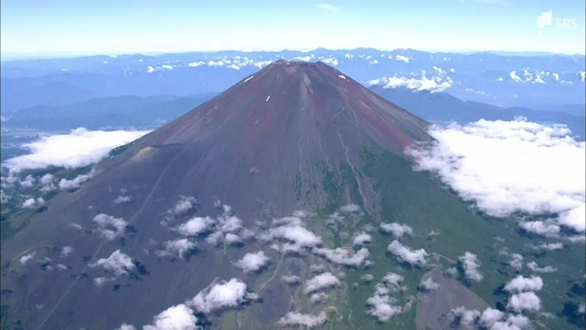 日本一名99歲阿嬤為圓夢挑戰富士山攻頂，於登山途中不慎摔傷腰臀，強忍傷痛續爬仍無力前進，受困海拔3000公尺處，最終由靜岡縣警消救援隊平安救下山。（來源：日本インサイト@YouTube）