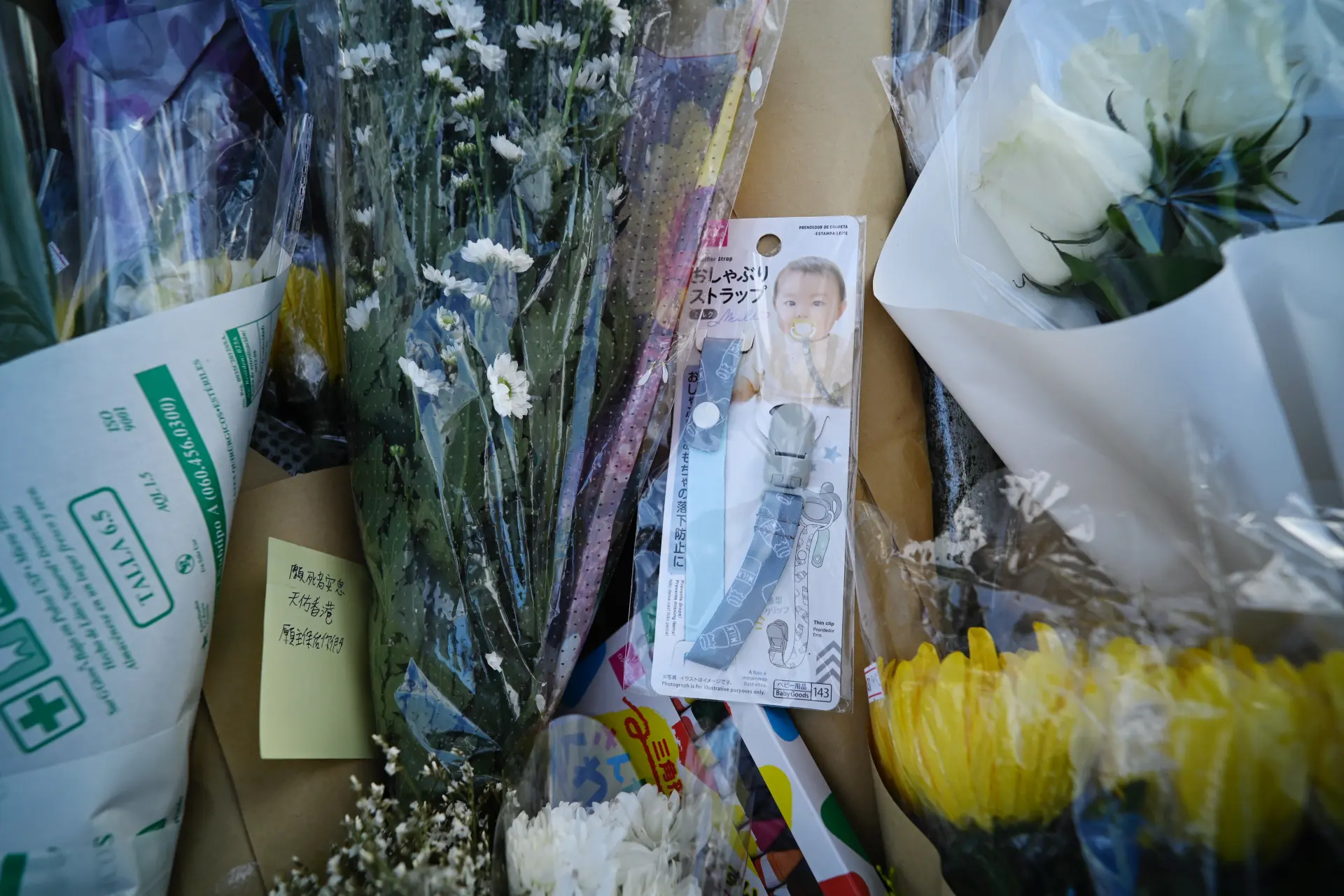 災場之外，溫暖正在接力傳遞。宏福苑對開的公園內，市民自發擺起了獻花台，黃菊與白菊堆積如山，不少人駐足鞠躬，眼含熱淚輕聲祈禱「希望死者安息」。(圖：新華社)