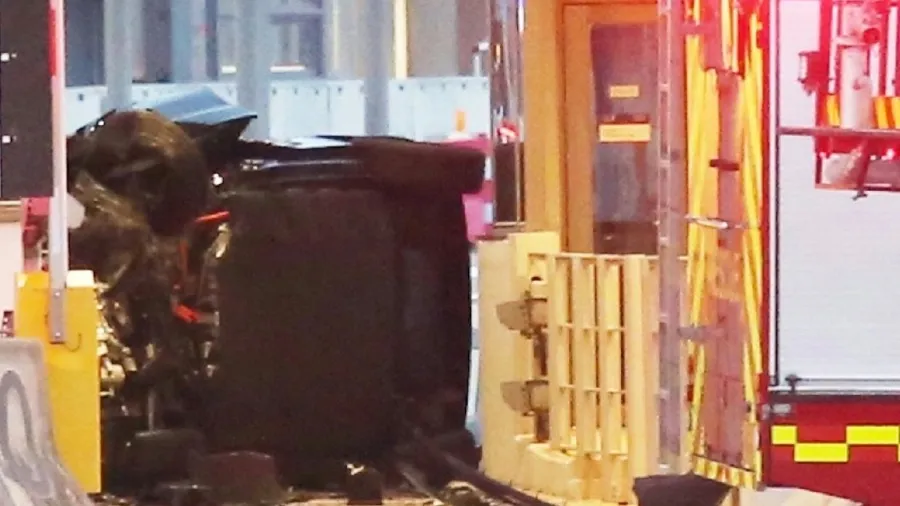 五一免費通行期間 港珠澳香港口岸私家車撞檢查亭翻側釀傷亡的封面圖片
