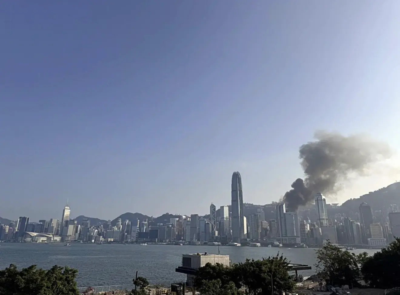 現場目擊者描述，燃燒的棚架部分坍塌，竹枝爆裂聲不斷，燒焦的竹枝與灰燼四處飄落，鄰近大廈辦公室視角可見建築被火海包圍，網民形容「堪比荷里活災難片」。(圖：網絡翻攝)