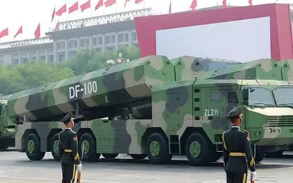 東風-100（或稱長劍- 100）巡航導彈曾在2019年大閱兵時裝載於發射內亮相。（新華社）