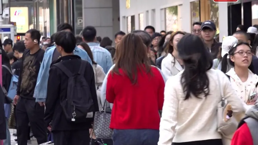 香港聖誕餐飲生意料跌一成　黃家和：中環人流未達預期，內地客消費力降兩成的封面圖片