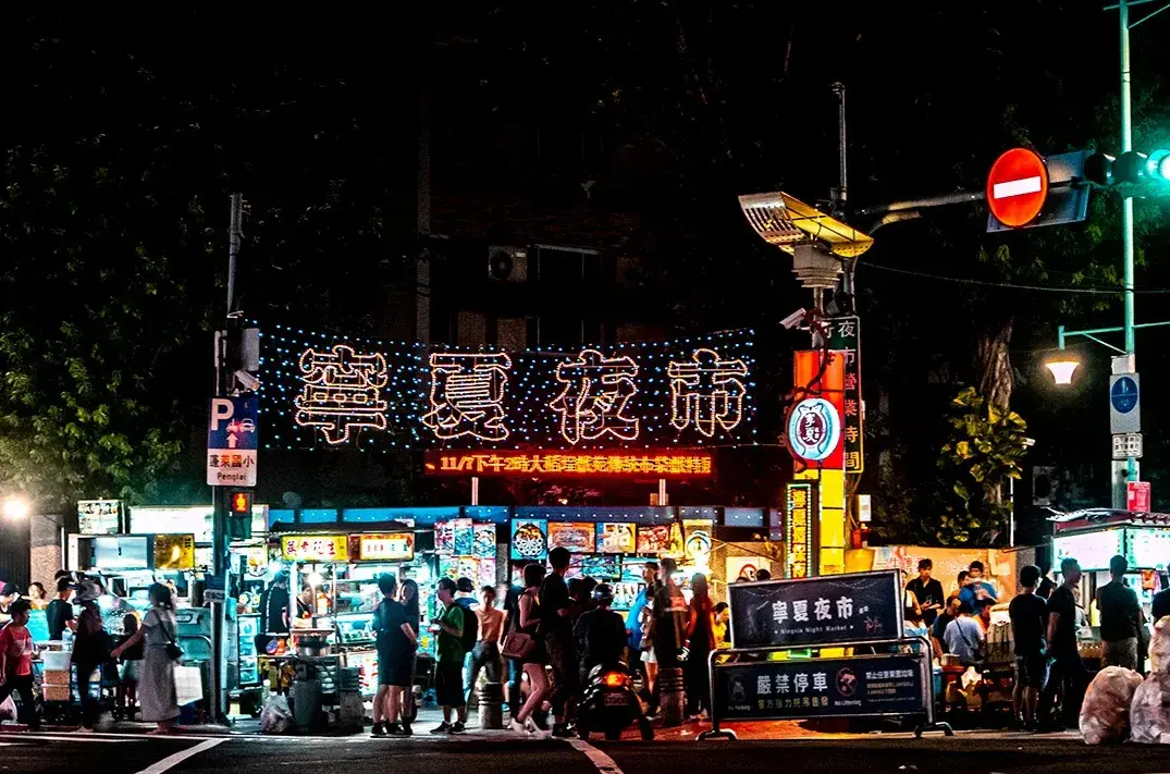 寧夏夜市觀光協會緊急澄清，經攤商自查，無陳姓販售豬腸的業者，且攤商貨源均來自環南市場，研判陳先生為他處肉商。(圖：網絡翻攝)